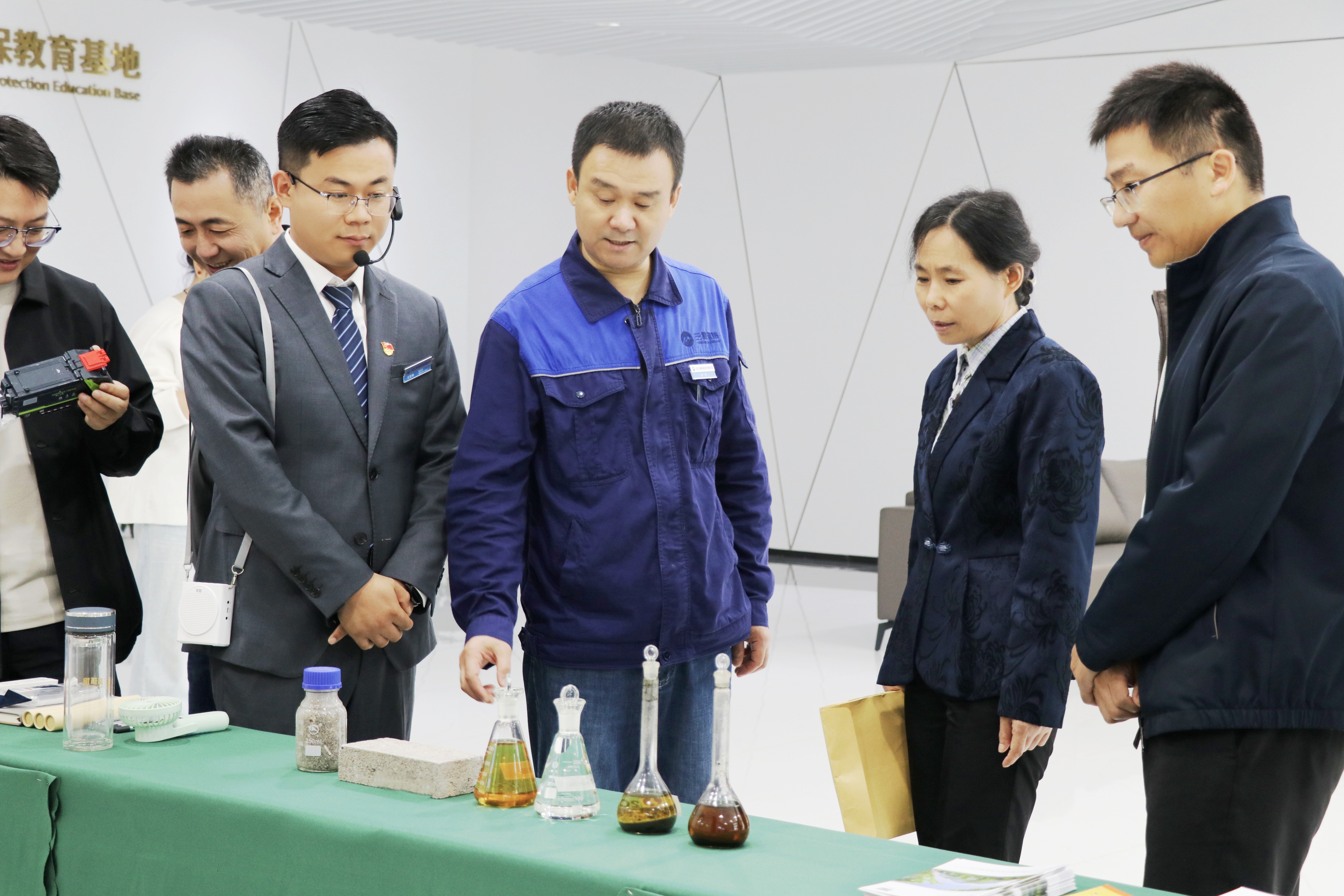 10月17日,安徽省生態環境廳調研六安三峰公司 為環保教育基地注入新動能.jpg 10月17日,安徽省生態環境廳調研六安三峰公司 為環保教育基地注入新動能.jpg